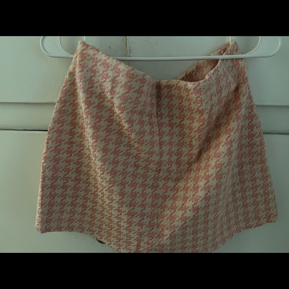 Selling this skort! A mix between a skirt and shorts. Zíper on side brand new!
